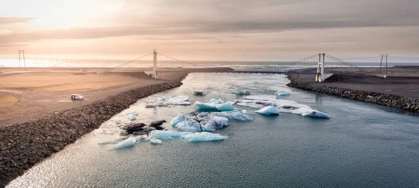 Des Morceaux Glace Éparpillés Sur Lagon Glaciers Islande Pont Traversant Photos De Stock Libres De Droits