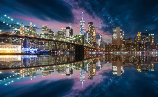 Nova York Skyline Ponte Brooklyn Hora Azul Com Reflexão Sobre — Fotografia de Stock