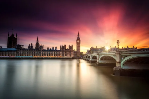 Londres Westminster y Big Ben reflexionaron sobre el Támesis al atardecer — Foto de Stock