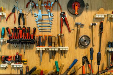 Bir marangozhanede birçok alet çantası.