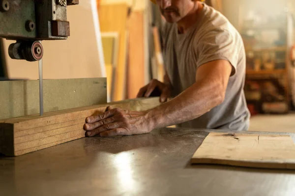 Carpinteiro Corte Madeira Com Uma Máquina Foco Seletivo — Fotografia de Stock