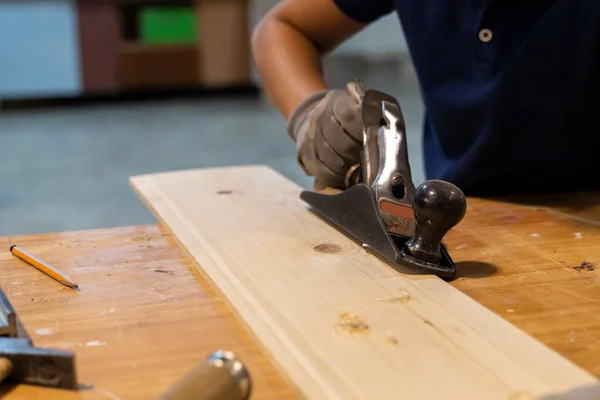 Carpenter Polishing Wood Workshop — Foto Stock