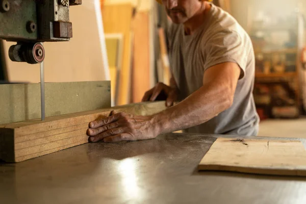 Charpentier Coupant Bois Avec Une Machine Concentration Sélective Image En Vente