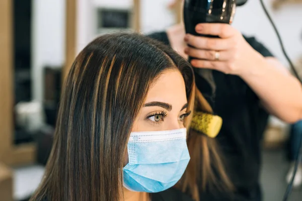 Mano Parrucchiere Che Porta Asciugacapelli Asciuga Capelli Una Bella Ragazza — Foto Stock