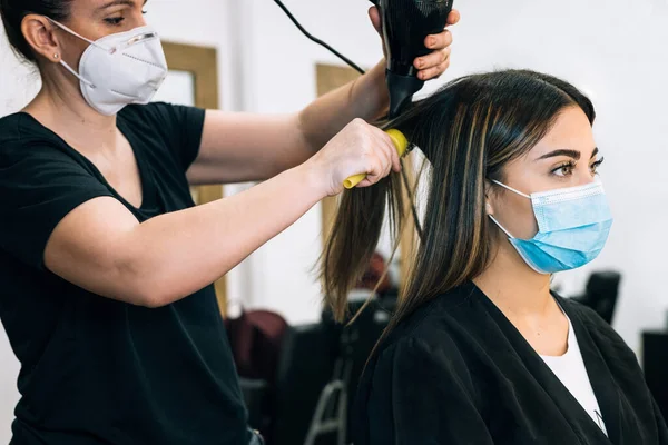 Saç Kurutma Makinesi Taşıyan Kuaför Coronavirus Yüzünden Beyaz Maskeli Güzel — Stok fotoğraf