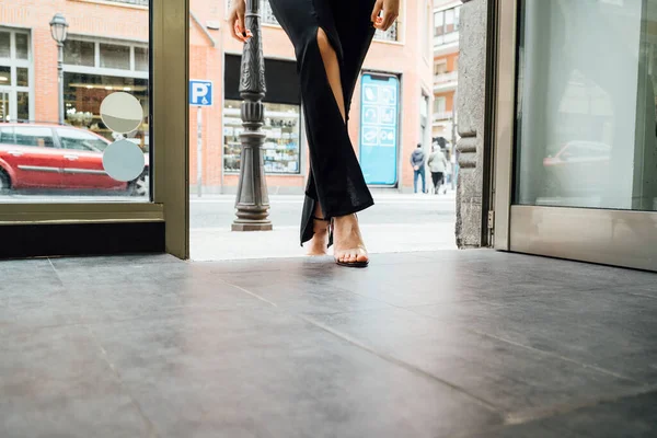 Détail Des Jambes Une Femme Entrant Dans Magasin — Photo