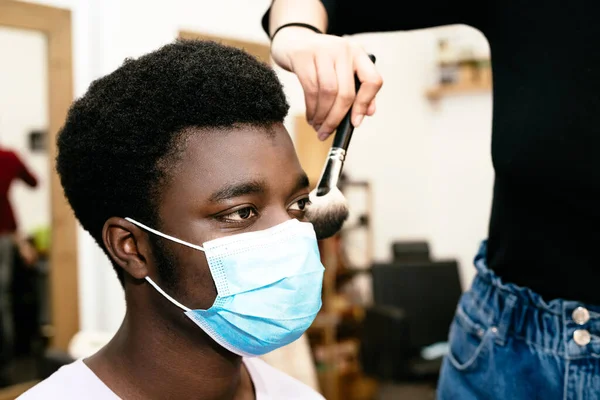 Friseur Der Einen Schwarzen Afroamerikanischen Mann Mit Einer Maskenbürste Schminkt — Stockfoto