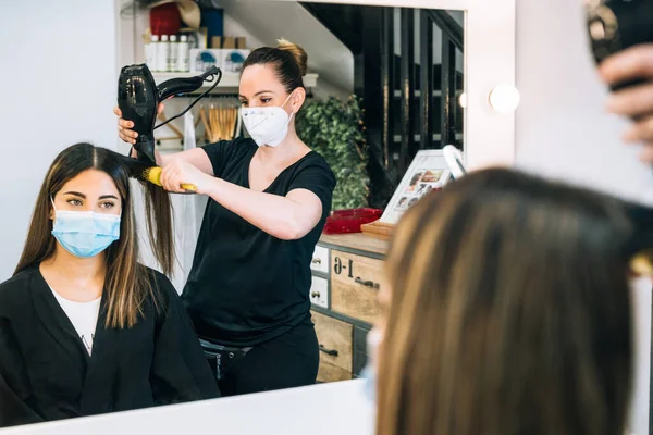 Parrucchiere Soffiare Asciugando Capelli Una Bella Ragazza Con Capelli Lunghi — Foto Stock