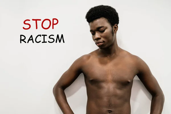 배경에 흑인은 미국의 인종주의에 걱정하는 배경에 Stop Racism 편지를 배경으로 — 스톡 사진