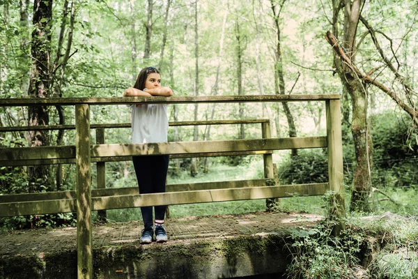Menina Morena Anos Posando Feliz Uma Bela Ponte Madeira Uma — Fotografia de Stock