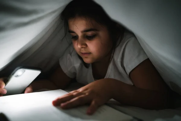 Hermosa Chica Caucásica Leyendo Debajo Las Sábanas Blancas Con Linterna —  Fotos de Stock