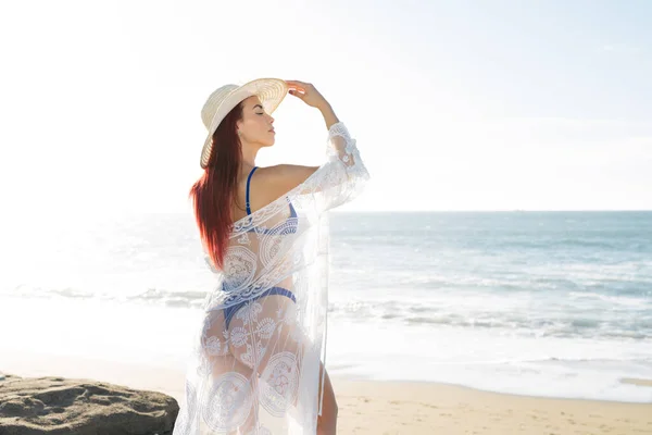 Retrato Hermosa Chica Caucásica Con Pelo Rojo Sombrero Blanco Vestido — Foto de Stock