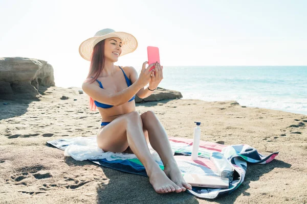 Gyönyörű Kaukázusi Lány Kék Bikini Kalap Hogy Egy Szelfi Mobiltelefon — Stock Fotó