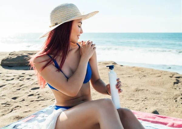Hermosa Chica Caucásica Sentada Sombrero Pelo Rojo Vestido Blanco Bikini —  Fotos de Stock