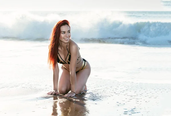 머리에 비키니를 아름다운 코카서스 소녀가 여름에 해변에서 웃으며 아름다운 해변에 — 스톡 사진
