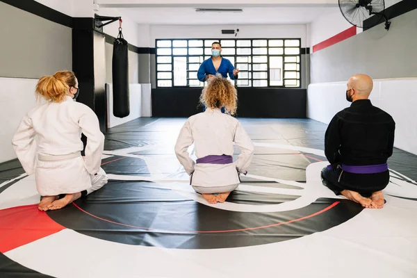 Professor Artes Marciais Explicando Melhores Técnicas Para Alunos Enquanto Alunos — Fotografia de Stock