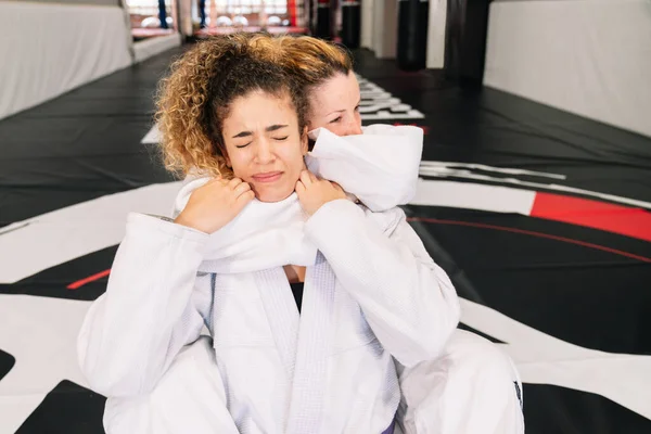 Judo Dövüş Sanatları Dövüşçüsü Birbirlerinin Boynunu Sıkıca Tutuyorlar Çok Acı — Stok fotoğraf