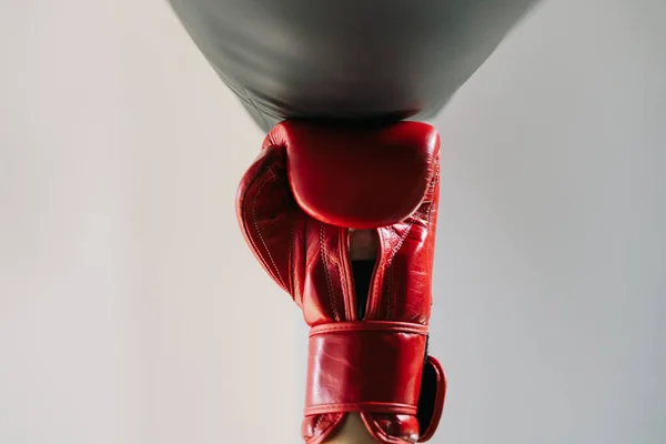 Concept Van Een Bottom View Van Een Rode Bokshandschoen Hand — Stockfoto