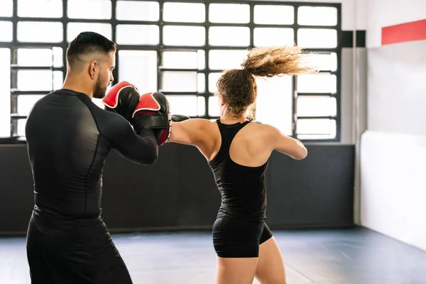 Kvinnlig Boxerträning Med Högkoncentrerad Tränare Iklädd Röda Boxningshandskar Slag Och — Stockfoto