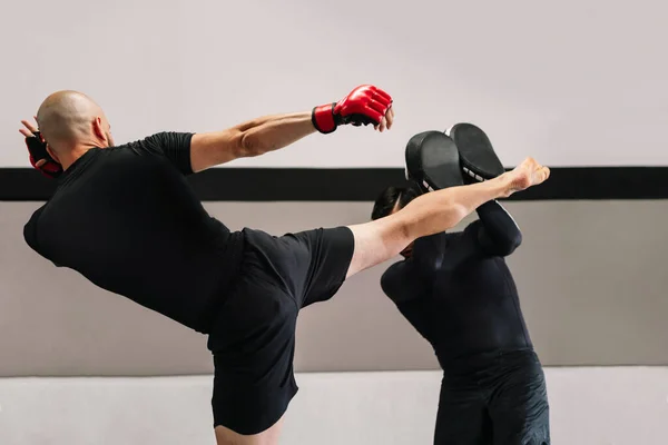 Training Van Kickboksers Met Zijn Zeer Geconcentreerde Trainer Met Rode — Stockfoto