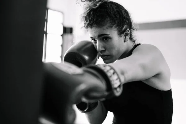Svart Och Vitt Porträtt Kvinna Boxare Utbildning Med Röda Slaghandskar — Stockfoto