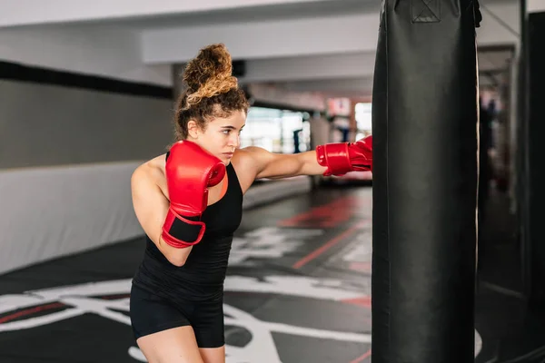 Kvinna Boxare Träning Mycket Koncentrerad Med Röda Boxningshandskar Stansning Direkt — Stockfoto