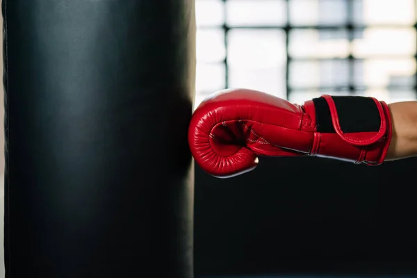 Begreppet Sida Röd Slaghandske Hand Slå Rak Boxningssäck Ett Gym — Stockfoto