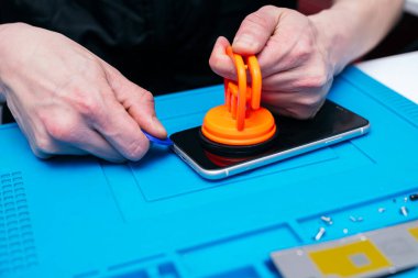 Eller telefon tamirinde vakum aleti ile çalışır.