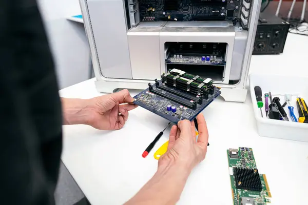 Expert Hands Fixing Ram Motherboard — Stock Photo, Image