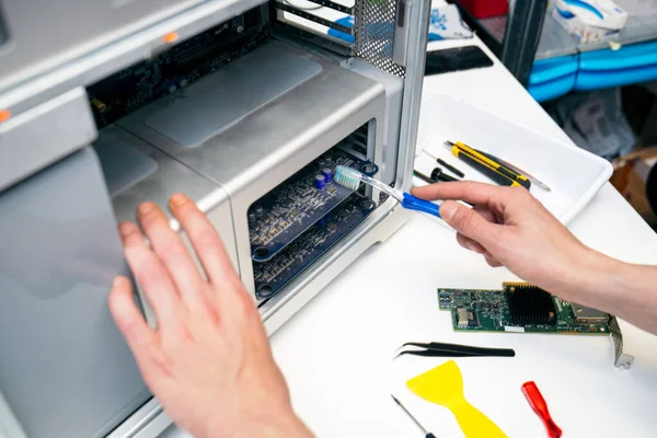 Tech Expert Securing Motherboard Case — Stock Photo, Image
