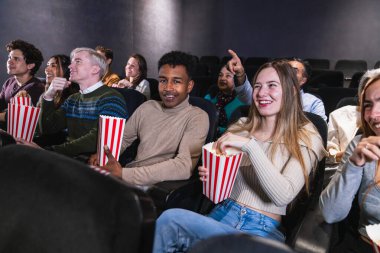 Bir grup arkadaş sinemada film izlerken gülüyor ve patlamış mısır paylaşıyor, birlikte unutulmaz anlar yaratıyorlar.