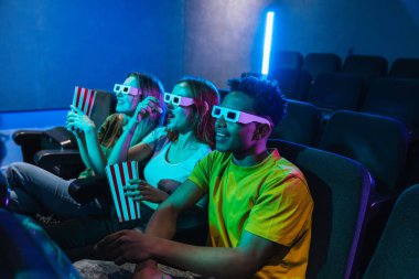 Gençler 3D gözlük takıyor, sinemalarda film seyrediyor sıcak bir konferans salonunda arkadaşlarıyla patlamış mısır ve kahkaha paylaşıyor.