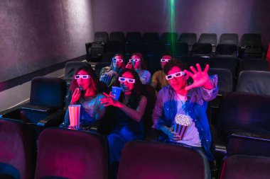 Üç boyutlu gözlük takan, patlamış mısır yiyen ve karanlık sinemada ilginç filmler izleyen bir grup heyecanlı arkadaş.