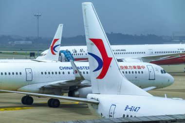 Guangzhou, Çin - 10 Haziran 2020: Çin Doğu Havayolları Airbus A320neo uçağı Guangzhou Baiyun havaalanında (CAN). Airbus, Toulouse, Fransa merkezli bir Avrupalı uçak üreticisi..