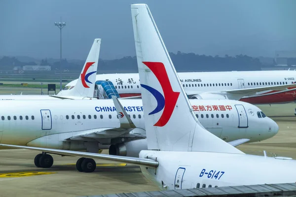 Guangzhou, Çin - 10 Haziran 2020: Çin Doğu Havayolları Airbus A320neo uçağı Guangzhou Baiyun havaalanında (CAN). Airbus, Toulouse, Fransa merkezli bir Avrupalı uçak üreticisi..