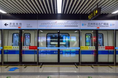 Lanzhou, Çin 6 / 11 / 2020 Lanzhou Demiryolu Kuzey Meydanı Lanzhou Batı Tren İstasyonu Platformu