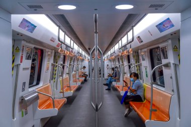 Lanzhou, Çin 6 / 11 / 2020 Lanzhou Demiryolu Transit Maskeli insanlar kendilerini Lanzhou metrosundaki koronavirüsten korumak için