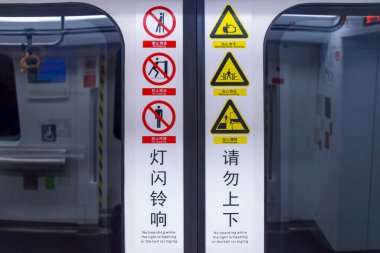 Lanzhou, Çin 6 / 11 / 2020 Lanzhou Demiryolu Transit Trenleri Uyarı İşaretleri