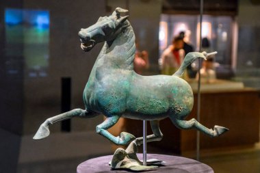 Lanzhou, Çin 6 / 11 / 2020 Gansu İl Müzesi Sergisi. Gansu 'nun Uçan Atı, ayrıca Bronz Koşan At olarak da bilinir..