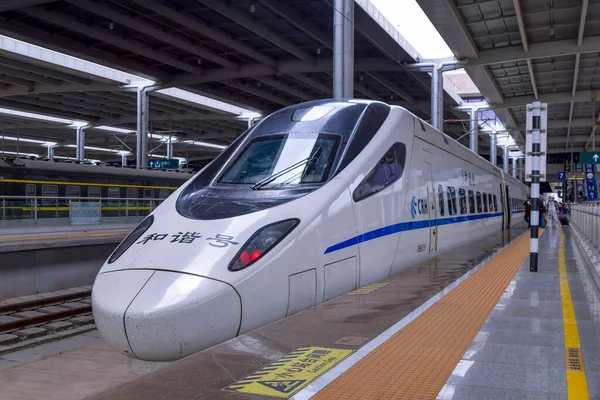 Lanzhou, Çin 6 / 11 / 2020 Lanzhou Batı Tren İstasyonu Platformu, Çin 'in yüksek hızlı trenleri.