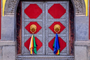Xining, Qinghai, Çin. 6 / 12 / 2020 Tibet tapınağı mimarisi, Kumbum manastırı, Ta 'er Manastırı' ndaki eski kapı, Kumbum. Xining, Qinghai, Huangzhong Ülkesi, Çin