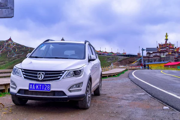 Qinghai China 2020 Vista Deslumbrante Planalto Tibetano Com Estrada Carro — Fotografia de Stock