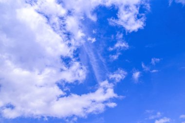 Qinghai, Çin 'deki manzara çok güzel. Bulutlu güneşli mavi gökyüzü. QinghaiTibet demiryolu formu alındı.