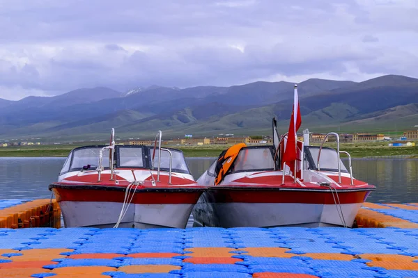 Величезні Краєвиди Озера Цінхай Також Кілька Круїзних Суден Яхт Пристикованих — стокове фото