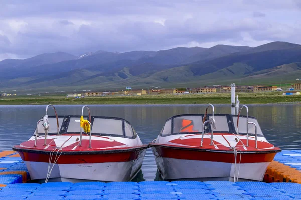 Величезні Краєвиди Озера Цінхай Також Кілька Круїзних Суден Яхт Пристикованих — стокове фото