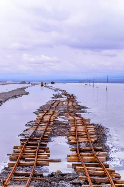 하늘을 배경으로 솔트레이크 Chaka Salt Lake 풍경화 소금로 — 스톡 사진