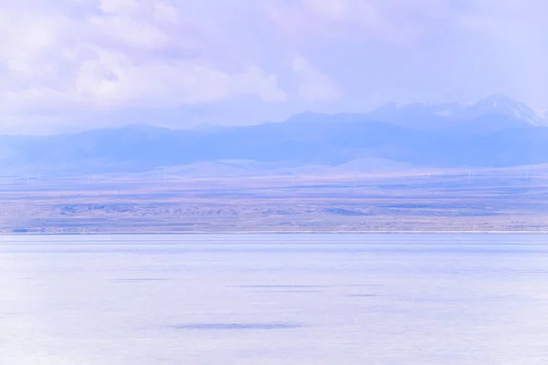 青空とチャカ塩湖の風景は 青海省 中国に位置しています — ストック写真