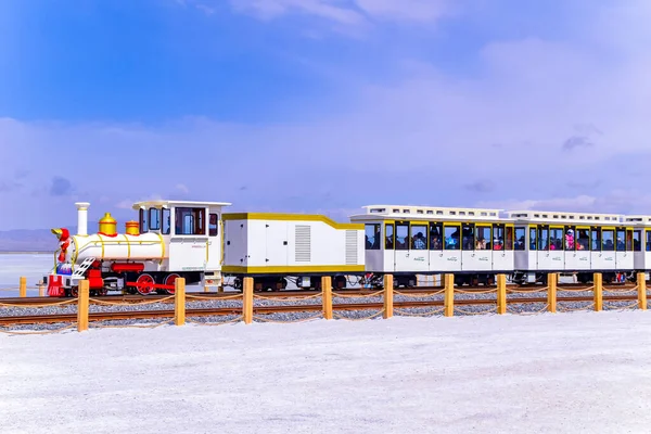 Nákladní Vlaková Trať Prochází Chaka Salt Lake Provincie Čching Chaj — Stock fotografie