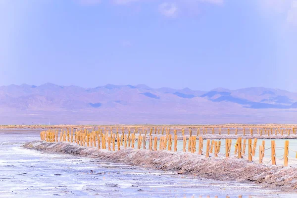 広大な塩湖の上には長い木製の歩道があります チャカ塩湖の美しい景色は 中国の青海省の夏にあります — ストック写真