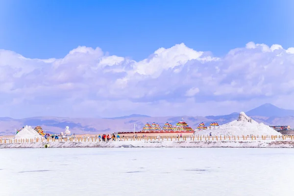 Chaka Tuz Gölü 'nün mavi gökyüzü Çin' in Qinghai Eyaleti 'nde yer almaktadır..